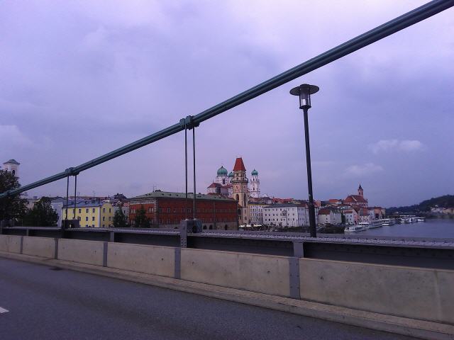 Passau ist eine kreisfreie Universitätsstadt im Regierungsbezirk Niederbayern in Ostbayern. Sie liegt an der Grenze zu Österreich sowie am Zusammenfluss von Donau, Inn und Ilz und wird deshalb auch Dreiflüssestadt genannt. Mit rund 53.000 Einwohnern ist Passau nach Landshut die zweitgrößte Stadt des Regierungsbezirks und wird wegen ihrer Einwohnerzahl als Mittelstadt klassifiziert.