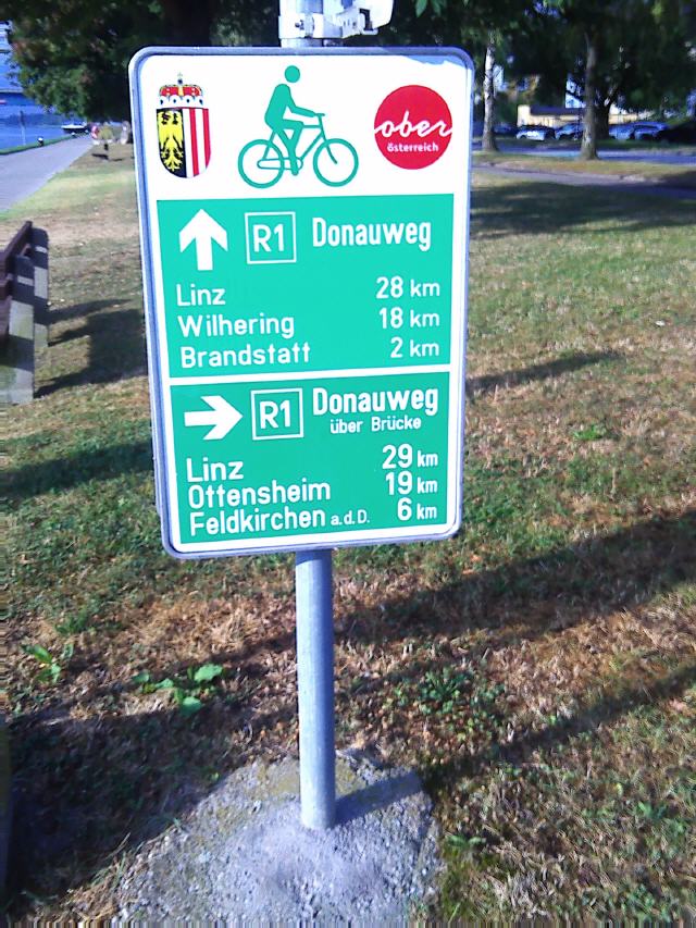 Wegweiser auf dem Donau Radweg