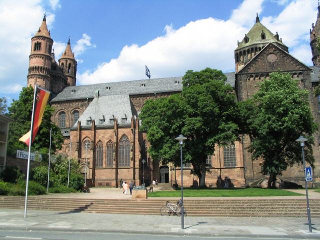 Der Dom St. Peter zu Worms ist der kleinste und schlankste der drei rheinischen Kaiserdome. Er wurde im Wesentlichen von 1130 bis 1181 erbaut, also insgesamt nach dem Speyerer Dom (1025–1106). Der Mainzer Dom wurde 50 Jahre früher begonnen (1081 – Treppentürme allerdings älter), aber erst fast 70 Jahre später vollendet (1239). Das Bistum Worms wurde von 1801 bis 1827 schrittweise aufgelöst. Daher ist der Wormser Dom keine Bischofskirche mehr, erhielt aber 1862 den Rang einer Propsteikirche und 1925 den Titel einer Basilica minor.