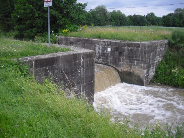 Der Canal de la Bruche ist ein Kanal in Ostfrankreich, der ursprünglich Soultz-les-Bains in der Nähe von Molsheim mit der Stadt Straßburg verband . Es wurde 1682 von dem berühmten Militäringenieur Vauban gebaut , hauptsächlich um Sandstein aus den Steinbrüchen von Soultz für den Bau der Befestigungsanlagen von Straßburg zu transportieren. Die letzte kommerzielle Ladung wurde 1939 befördert und der Kanal 1957 offiziell geschlossen, nachdem im Zweiten Weltkrieg beschädigte Brücken mit unzureichender Kopffreiheit für die Schifffahrt wieder aufgebaut worden waren.