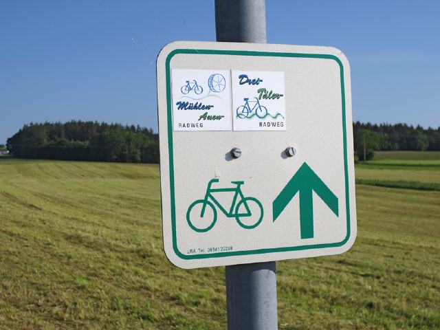 Der Drei-Täler-Radweg führt vorbei an naturbelassenen Winkeln im Odenwald, die sich von Frühjahr bis in den Herbst hinein in wechselndem Farbenkleid präsentieren
