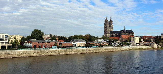 Magdeburg  die Hauptstadt des Landes Sachsen-Anhalt. Die Stadt liegt an der Elbe und ist eines der drei Oberzentren des Landes. Mit 236.235 Einwohnern ist sie laut Statistischem Landesamt  nach Halle (Saale) die zweitgrößte Stadt Sachsen-Anhalts und die fünftgrößte Stadt der neuen Bundesländer. Magdeburg ist sowohl evangelischer als auch katholischer Bischofssitz. Das Wahrzeichen der Stadt ist der Magdeburger Dom.