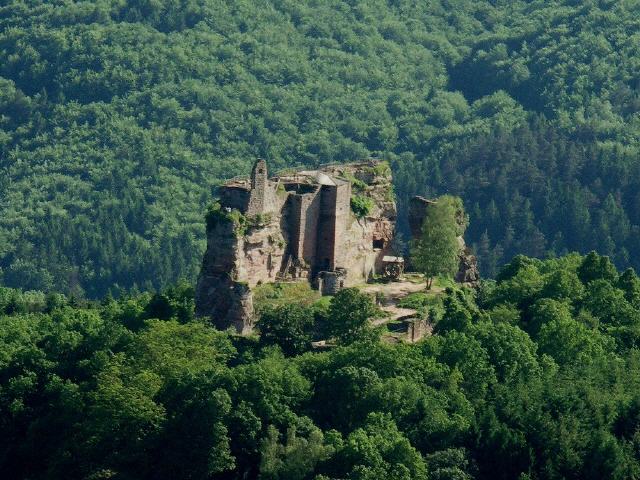 Burg Fleckenstein (deutsch auch der Fleckenstein, französisch Château de Fleckenstein) ist eine mittelalterliche Felsenburg in den Vogesen (Frankreich) nahe der Grenze zu Rheinland-Pfalz. Sie gab als Stammburg dem Adelsgeschlecht der Fleckensteiner den Namen.