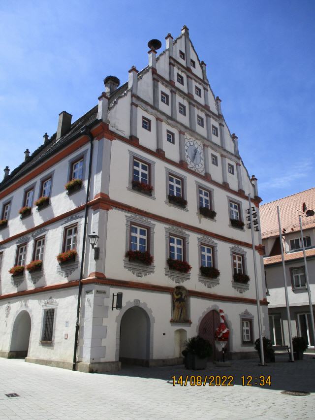 Eine malerische Altstadt mit engen, winkligen Gassen, Renaissance-Brunnen, zahlreichen Barockbauten und schönen Fachwerkhäusern gilt es in der alten Donaustadt Munderkingen zu erkunden.