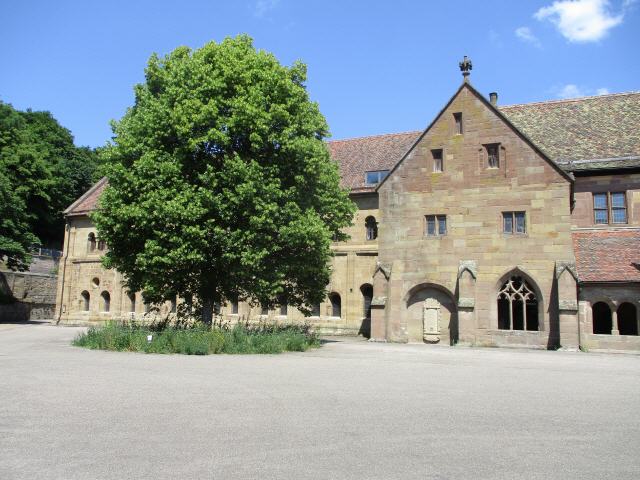 Das Kloster Maulbronn ist eine ehemalige Zisterzienserabtei in der Ortsmitte von Maulbronn im Enzkreis in Baden-Württemberg. Die Kleinstadt Maulbronn mit Kloster liegt am Südwestrand des Strombergs, der sich im südlich des Odenwalds und nördlich des Schwarzwalds gelegenen Kraichgau erhebt. Die nächste Großstadt ist Pforzheim. Maulbronn gilt als die am besten erhaltene mittelalterliche Klosteranlage nördlich der Alpen. Hier sind alle Stilrichtungen und Entwicklungsstufen von der Romanik bis zur Spätgotik vertreten.