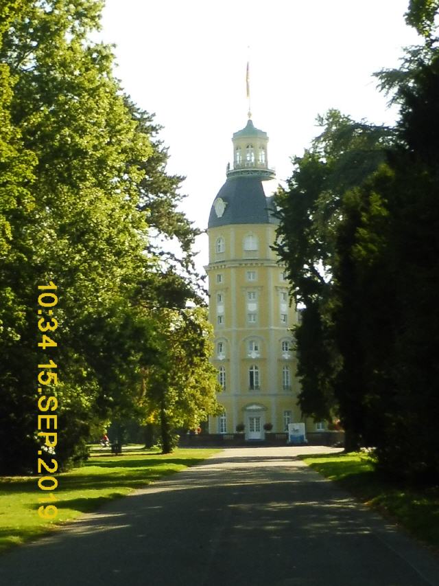 Das Karlsruher Schloss - im Schloss befindet sich das Badische Landesmuseum Karlsruhe, mit zahlreichen Exponaten zur badischen und europäischen Geschichte. Museumsbesucher können auch den Turm besteigen, und sich von dort einen schönen Überblick über die Stadt und ihren charakteristischen Grundriss verschaffen.