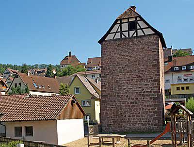 Wildberg ist eine Stadt im Landkreis Calw in Baden-Württemberg. Sie gehört zum Regierungsbezirk Karlsruhe, zur Region Nordschwarzwald und zur Randzone der europäischen Metropolregion Stuttgart. Zum 1. Oktober 2022 gab die Stadt die Bezeichnung Luftkurort für die Bezeichnung Schäferlaufstadt auf.[2]