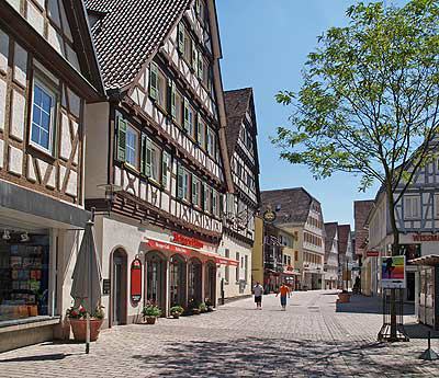 Nagold ist eine Stadt in Baden-Württemberg, etwa 50 Kilometer südwestlich von Stuttgart und rund 25 Kilometer nordöstlich von Freudenstadt. Sie ist nach der Kreisstadt Calw die zweitgrößte Stadt des Landkreises Calw und bildet ein Mittelzentrum für die umliegenden Gemeinden. Sie gehört zur Region Nordschwarzwald sowie zur Landschaft des Hecken- und Schlehengäu und zur Randzone der europäischen Metropolregion Stuttgart.