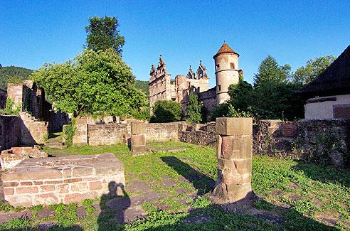 Die wesentliche Rolle für die Geschichte des Ortes Hirsau spielte das Kloster Hirsau, an dem sich der gleichnamige Ort bildete. Oberhalb des Flusses Nagold entstanden 1082 bis 1091 das damals größte deutsche Kloster und der größte romanische Kirchenbau Deutschlands, eine dreischiffige, fast 100 Meter lange Basilika mit zwei Westtürmen, die um 1120 fertiggestellt wurden. Das Kloster war der wichtigste deutsche Stützpunkt der klösterlichen Erneuerungsbewegung, die im Mittelalter vom französischen Kloster Cluny ausging.