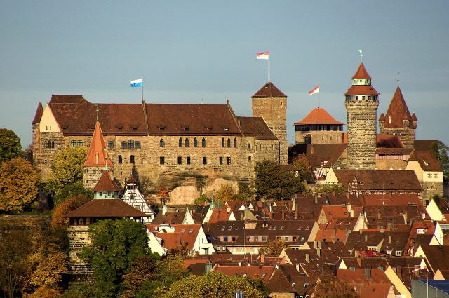 Nürnberg ist eine kreisfreie Großstadt im Regierungsbezirk Mittelfranken des Freistaats Bayern.  Einwohnern die mit Abstand größte Stadt Frankens sowie die zweitgrößte Bayerns. In Deutschland insgesamt steht sie an 14. Stelle. Mit seinen Nachbarstädten Fürth, Erlangen und Schwabach bildet Nürnberg mit etwa 820.000 Einwohnern eine der drei Metropolen in Bayern. Gemeinsam mit ihrem Umland bilden diese Städte den Ballungsraum Nürnberg mit etwa 1,4 Millionen Menschen und das wirtschaftliche und kulturelle Zentrum der über 3,6 Millionen Einwohner umfassenden Europäischen Metropolregion Nürnberg, eine der elf Metropolregionen in Deutschland. Nürnberg gehört zu den Großstädten Deutschlands mit einer ausgesprochen multikulturellen Gesellschaft.