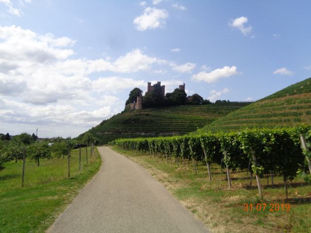 Das Schloss Ortenberg ist das Wahrzeichen der Ortenau und liegt oberhalb des Ortes Ortenberg am Ende des Kinzigtals zwischen Offenburg und Gengenbach.