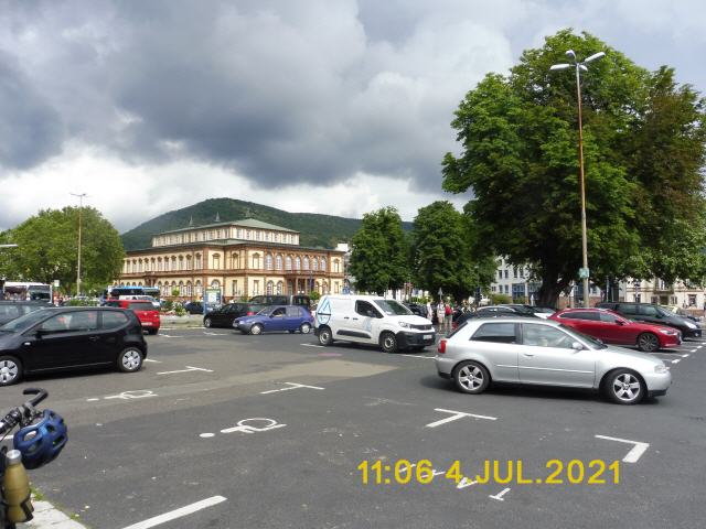 Neustadt an der Weinstraße, bis 1936 und von 1945 bis 1950 Neustadt an der Haardt, ist eine kreisfreie Stadt in Rheinland-Pfalz und Teil der Metropolregion Rhein-Neckar. Sie gehört zu den zehn größten Städten des Bundeslandes. Die Stadt in der Pfalz an der Deutschen Weinstraße ist eines der Zentren des deutschen Weinbaus und veranstaltet jährlich das Deutsche Weinlesefest, bei dem in der Regel die Deutsche Weinkönigin gewählt wird. Bekannt ist Neustadt außerdem durch das im Stadtgebiet gelegene Hambacher Schloss, den Schauplatz des Hambacher Festes der deutschen Demokratiebewegung im Jahr 1832.