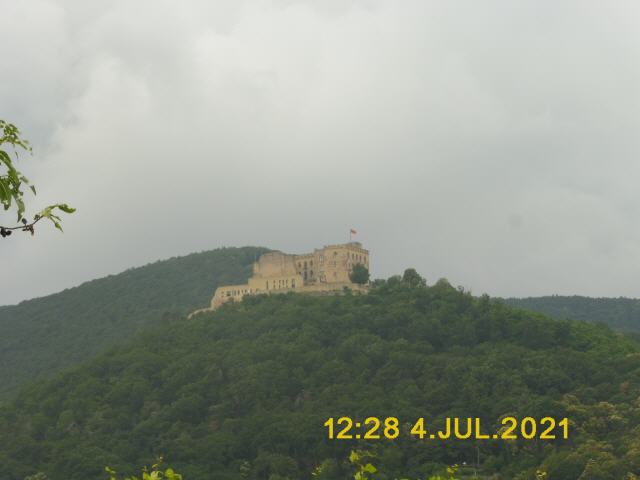 Das Hambacher Schloss (ehemals Kästenburg, im Volksmund seit der Mitte des 19. Jahrhunderts auch Maxburg nach dem bayerischen Kronprinzen und späteren König Maximilian II.) beim Ortsteil Hambach der rheinland-pfälzischen Stadt Neustadt an der Weinstraße wurde im Mittelalter als Burg erbaut und in der Neuzeit schlossartig ausgestaltet. Wegen des 1832 dort ausgerichteten Hambacher Festes gilt es neben der Frankfurter Paulskirche als wichtiges Symbol der deutschen Demokratiebewegung.