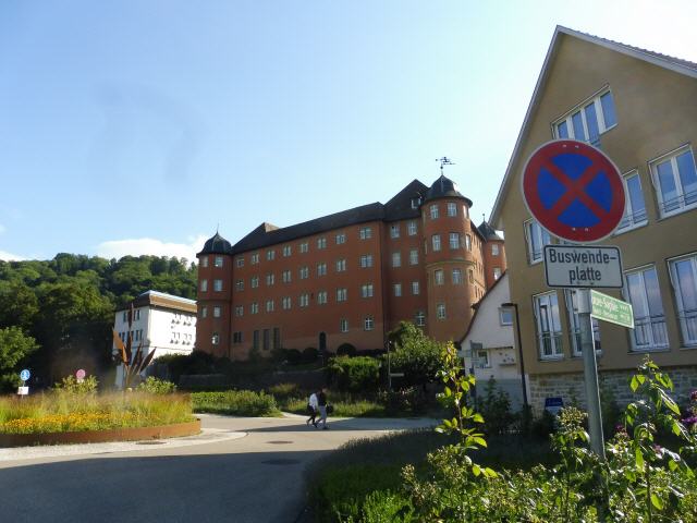 Künzelsau (hochdeutsche Aussprache, in der lokalen, zum Ostfränkischen zählenden Mundart, entsprechend einer schriftsprachlichen Verkürzung Kü-au) ist die Kreisstadt des Hohenlohekreises im fränkisch geprägten Nordosten Baden-Württembergs. Sie ist ein Mittelzentrum in der Region Heilbronn-Franken. Ihr wurde zum 1. Oktober 2022 der Namenszusatz Hochschulstadt verliehen