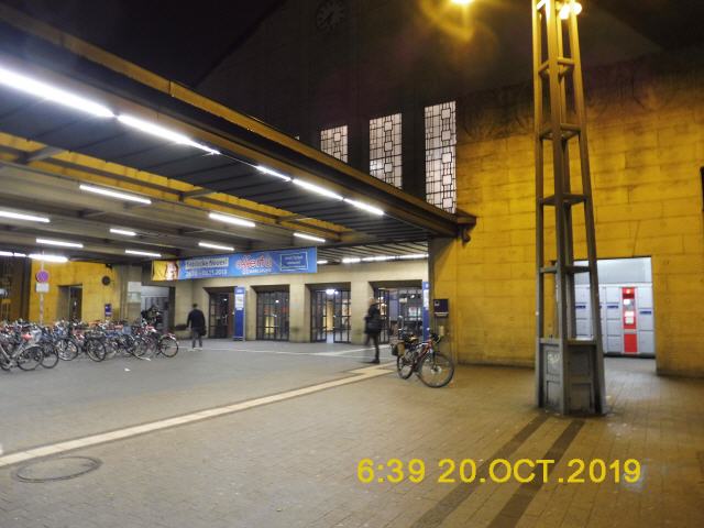 Der Karlsruher Hauptbahnhof ist ein Bahnhof in der baden-württembergischen Großstadt Karlsruhe. 2019 hatte er 72.000 Reisende und Besucher pro Tag. Er liegt in der Karlsruher Südweststadt und ist neben dem Bahnhof Karlsruhe-Durlach einer von zwei Fernbahnhöfen in Karlsruhe. Unweit des Hauptbahnhofs liegt auch der Albtalbahnhof als Verbindung zwischen Eisen- und Straßenbahn.