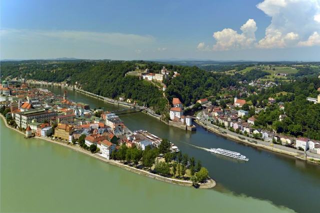Passau ist eine kreisfreie Universitätsstadt im Regierungsbezirk Niederbayern in Ostbayern. Sie liegt an der Grenze zu Österreich sowie am Zusammenfluss von Donau, Inn und Ilz und wird deshalb auch „Dreiflüssestadt“ genannt. Mit rund 53.000 Einwohnern ist Passau nach Landshut die zweitgrößte Stadt des Regierungsbezirks und wird wegen ihrer Einwohnerzahl als Mittelstadt klassifiziert.
