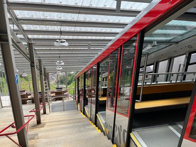 Die Sommerbergbahn ist eine Standseilbahn in Baden-Württemberg, die von Bad Wildbad (420 m ü. NN) aus auf den Sommerberg führt. Die Länge der Strecke beträgt 738 Meter, die Höhendifferenz zur Zwischenhaltestelle Panoramastation 80 Meter, bis zur Bergstation 291 Meter. Die Steigung liegt zwischen 37 und 53 Prozent. Es verkehren zwei Wagen auf einer Spurweite von 1000 Millimetern (Meterspur), die sich an der in der Mitte liegenden Ausweichstelle begegnen.