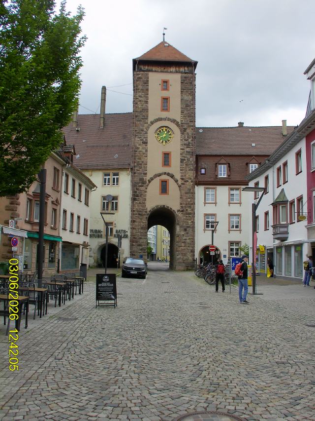 Villingen-Schwenningen ist eine Stadt im S&uuml;dwesten Baden-W&uuml;rttembergs. Mit fast 90.000 Einwohnern ist die aus der Gemeindereform 1972 hervorgegangene badisch-w&uuml;rttembergische Doppelstadt ein Oberzentrum und Hochschulstandort sowie die Kreisstadt und gr&ouml;&szlig;te Stadt des Schwarzwald-Baar-Kreises. Au&szlig;erdem ist sie der Verwaltungssitz der Region Schwarzwald-Baar-Heuberg.