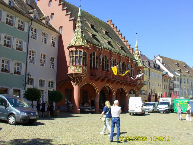 Das Historische Kaufhaus ist eines der herausragenden Geb&auml;ude in Freiburg im Breisgau. Es steht auf der S&uuml;dseite des M&uuml;nsterplatzes, die es mit seiner roten Fassade beherrscht.