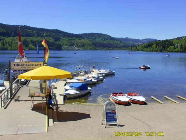 Der Titisee ist ein See im s&uuml;dlichen Schwarzwald in Baden-W&uuml;rttemberg. Er bedeckt eine Fl&auml;che von 1,07 km2 und ist durchschnittlich 20 m tief. Seine Entstehung verdankt er dem Feldberg-Gletscher, dessen im Pleistoz&auml;n entstandene Mor&auml;nen heute seine Ufer bilden. Gespeist wird er von dem das B&auml;rental durchflie&szlig;enden Seebach, der am Seebuck, am Osthang des Feldberg-Massivs, dem Feldsee entspringt.