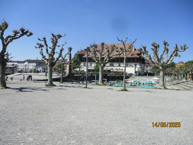 Konstanz liegt am Bodensee, am Ausfluss des Rheins aus dem oberen Seeteil direkt an der Grenze zur Schweiz (Kanton Thurgau). Die Schweizer Nachbarstadt Kreuzlingen ist mit Konstanz zusammengewachsen, so dass die Staatsgrenze mitten zwischen einzelnen H&auml;usern und Stra&szlig;en hindurch, aber auch zum T&auml;germoos hin entlang des Grenzbaches verl&auml;uft. Bei gutem Wetter kann man die Alpen sehen, besonders bei F&ouml;hn.
