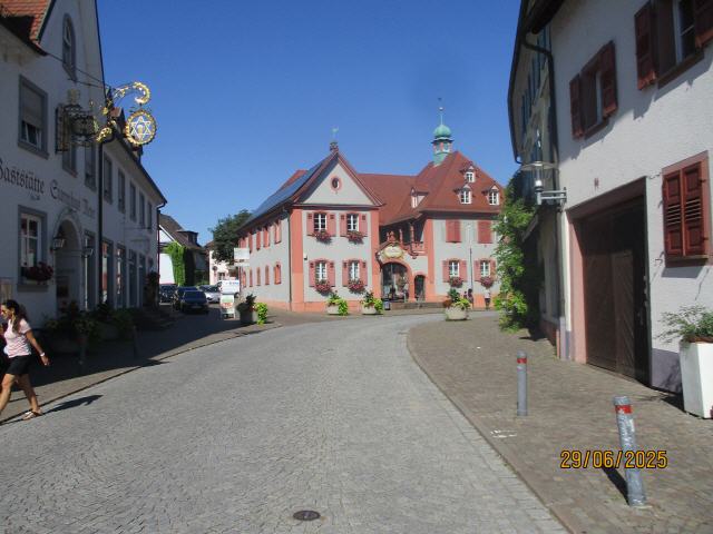 Riegel breitet sich am Nordostrand des Kaiserstuhls aus. Es liegt wenige hundert Meter nordwestlich der M&uuml;ndung der Glotter in die Dreisam bzw. der M&uuml;ndung von Dreisam und Alter Dreisam in den Rheinzufluss Elz. In Riegel wird der Leopoldskanal von der Elz abgetrennt; er flie&szlig;t dem Rhein auf direkterem Weg zu. Direkt s&uuml;dlich der Ortschaft liegt der St.-Michaels-Berg (241 m &uuml;. NN) mit der Michaelskapelle.