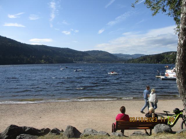 Der Titisee ist ein See im s&uuml;dlichen Schwarzwald in Baden-W&uuml;rttemberg. Er bedeckt eine Fl&auml;che von 1,07 km2 und ist durchschnittlich 20 m tief. Seine Entstehung verdankt er dem Feldberg-Gletscher, dessen im Pleistoz&auml;n entstandene Mor&auml;nen heute seine Ufer bilden. Gespeist wird er von dem das B&auml;rental durchflie&szlig;enden Seebach, der am Seebuck, am Osthang des Feldberg-Massivs, dem Feldsee entspringt.