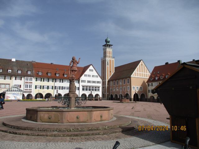 Freudenstadt ist eine Mittelstadt sowie Gro&szlig;e Kreisstadt mit 24.464 Einwohnern im Regierungsbezirk Karlsruhe in Baden-W&uuml;rttemberg. Sie ist Sitz des Landratsamtes Freudenstadt als Verwaltungsbeh&ouml;rde des Landkreises Freudenstadt. Freudenstadt ist ein anerkannter heilklimatischer und Kneippkurort sowie ein traditionell beliebter Urlaubsort. Daneben ist Freudenstadt bekannt f&uuml;r seinen sehr gro&szlig;en, fast quadratischen Marktplatz. F&uuml;r die umliegenden Gemeinden bildet es ein Mittelzentrum im Bereich des Oberzentrums Pforzheim. Mit den Gemeinden Bad Rippoldsau-Schapbach und Seewald besteht eine vereinbarte Verwaltungsgemeinschaft.