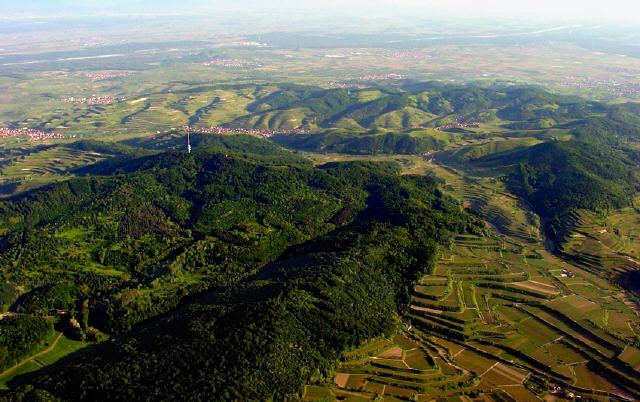 Seinen Namen hat der Kaiserstuhl vermutlich von K&ouml;nig Otto III., der bei Sasbach am 22. Dezember 994 einen Gerichtstag abhielt. Nach diesem Gerichtstag wurde das ganze Gebirge als �K&ouml;nigsstuhl� bezeichnet. Nachdem Otto III. im Mai 996 zum Kaiser gekr&ouml;nt worden war, wurde aus dem �K&ouml;nigsstuhl� der �Kaiserstuhl�. Nachweislich belegt ist die Bezeichnung �Kaiserstuhl� erst seit 1304. Historiker vermuten, dass der Begriff �Kaiserstuhl� nicht vor dem 13. Jahrhundert entstand.